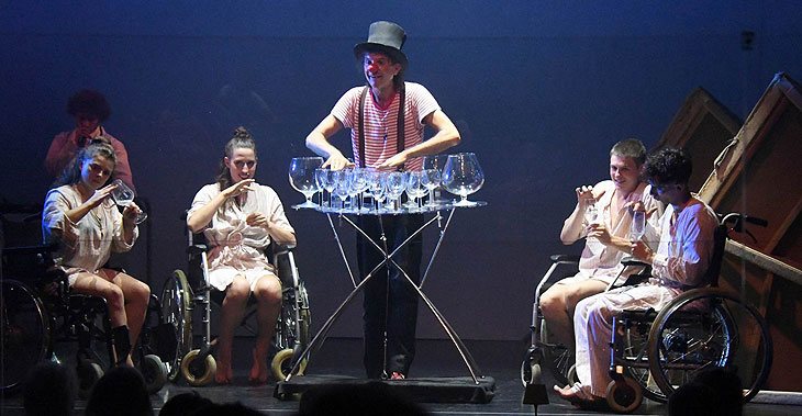 Der kleine Prinz auf Station 7 – Man sieht nur mit dem Herzen gut im GOP Varieté Theater München ab dem 23.07.2021 bis 12. September 2021 (©Foto: Ingrid Grossmann)